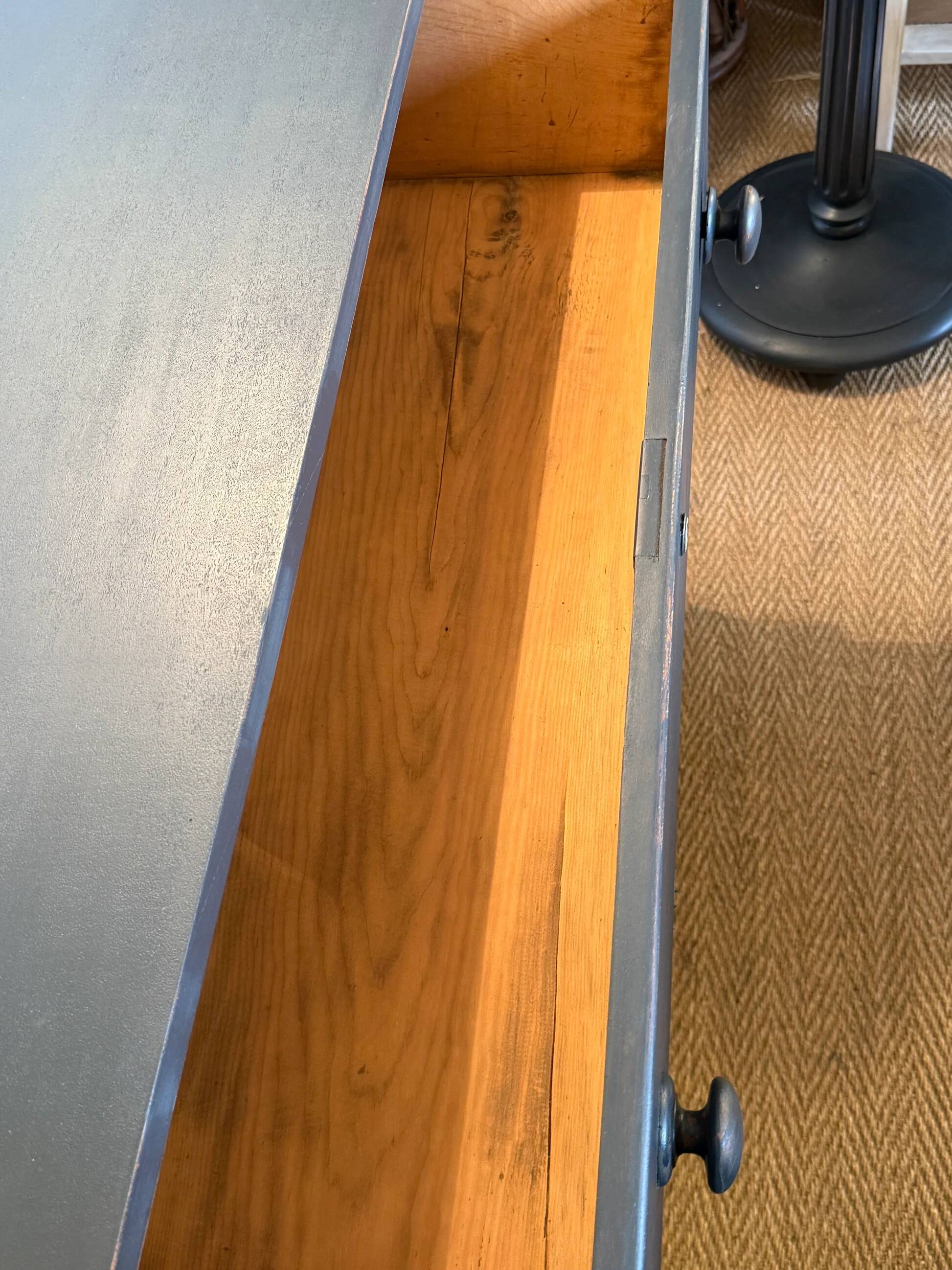 Commode anglaise en bois patiné noir