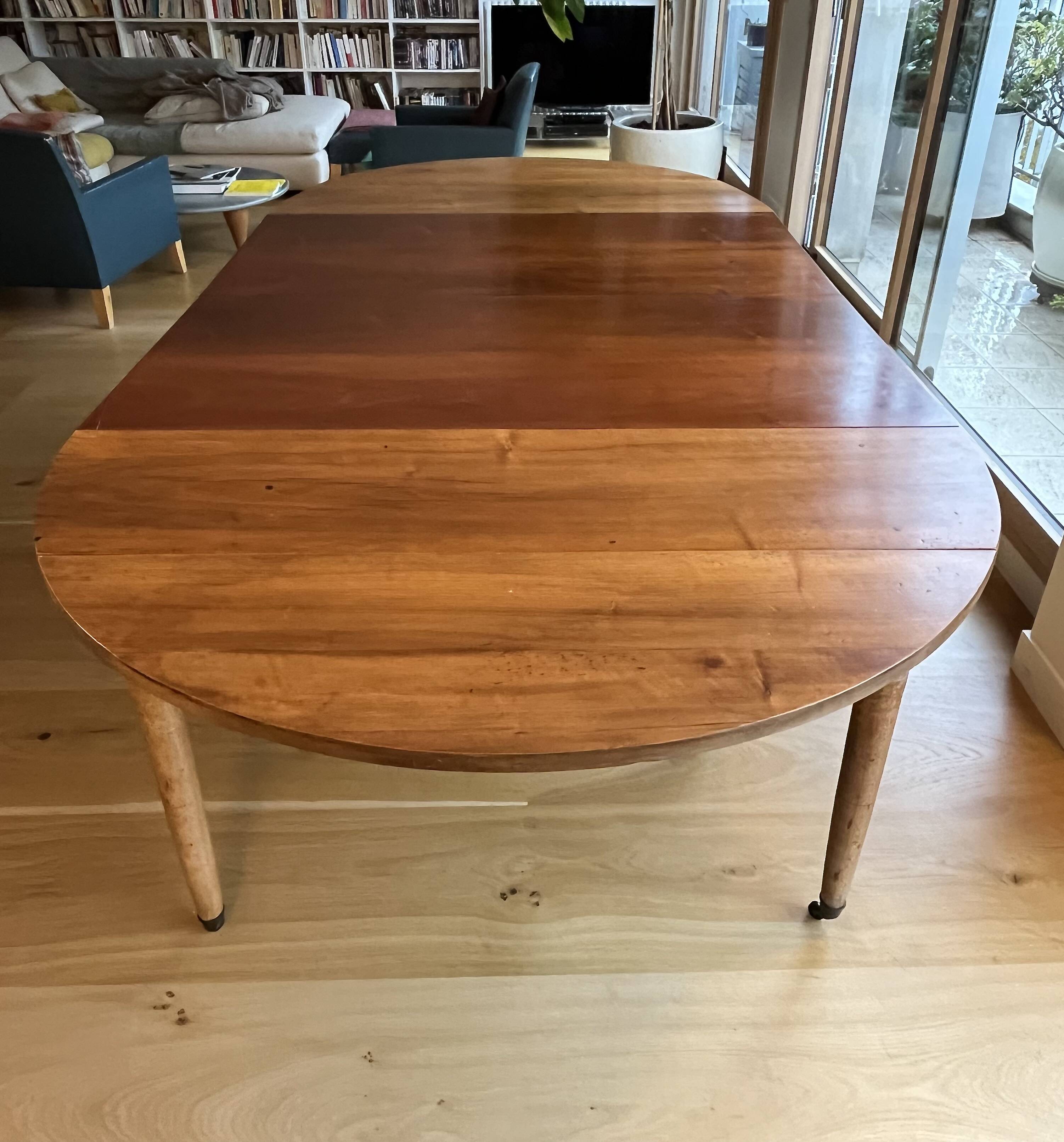 Extendable round table in solid walnut, 125cm in diameter, 5 extensions.