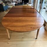 Extendable round table in solid walnut, 125cm in diameter, 5 extensions.
