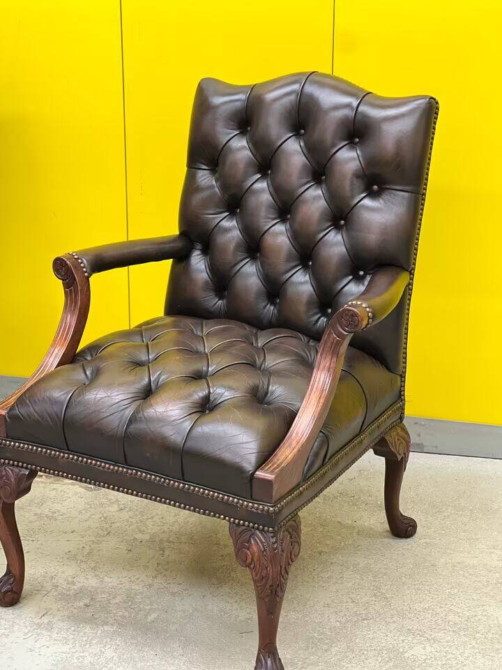 Fauteuil Chesterfield en cuir marron (le prix est pour un)