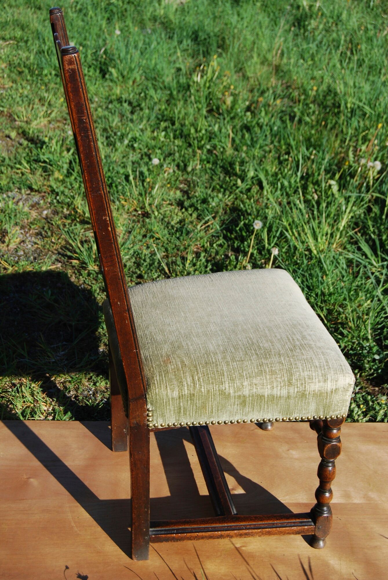 Louis XIII walnut chair feet in balustre brace in H