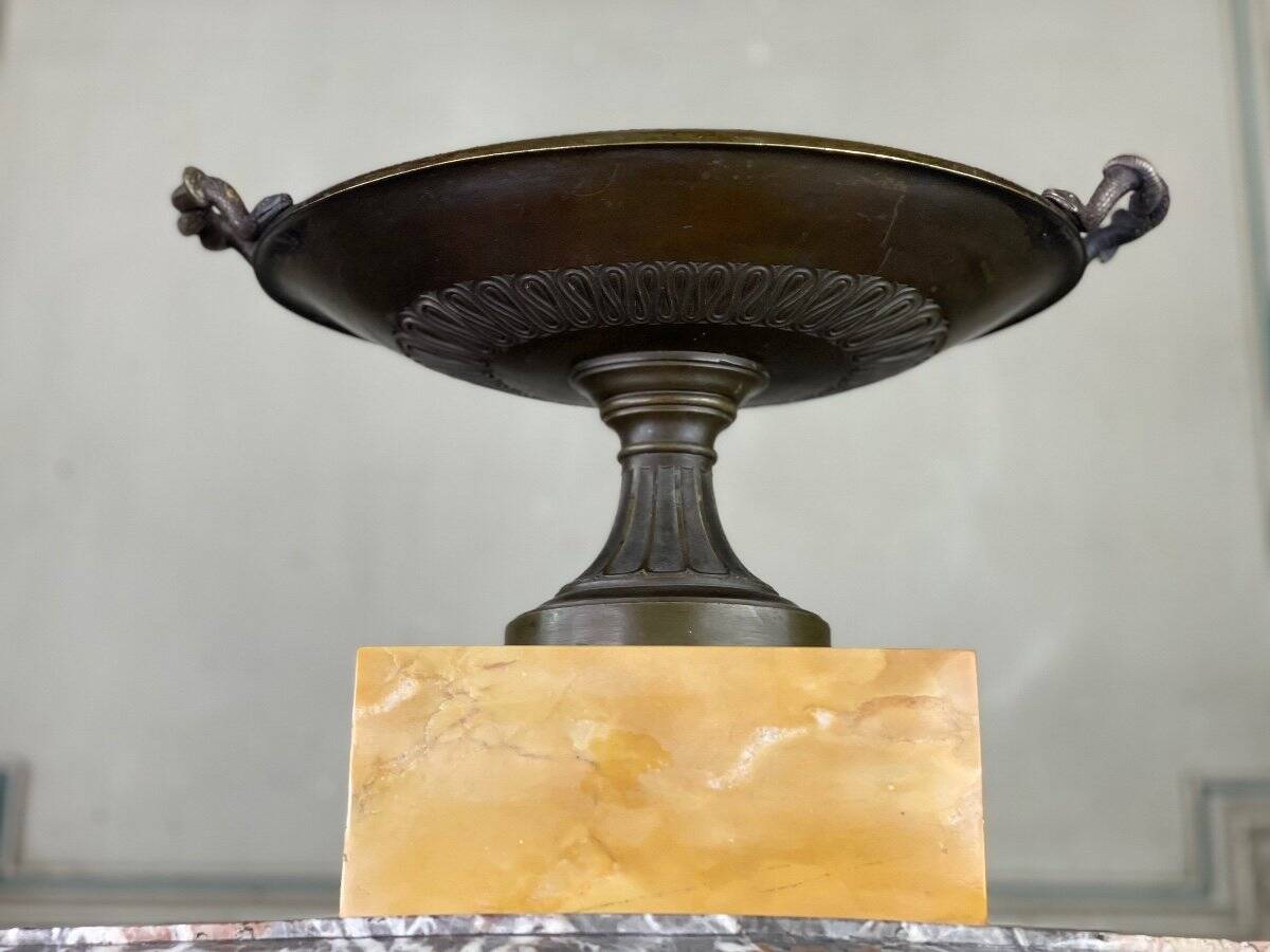 Bronze cup on a yellow Siena marble base, early 19th century.