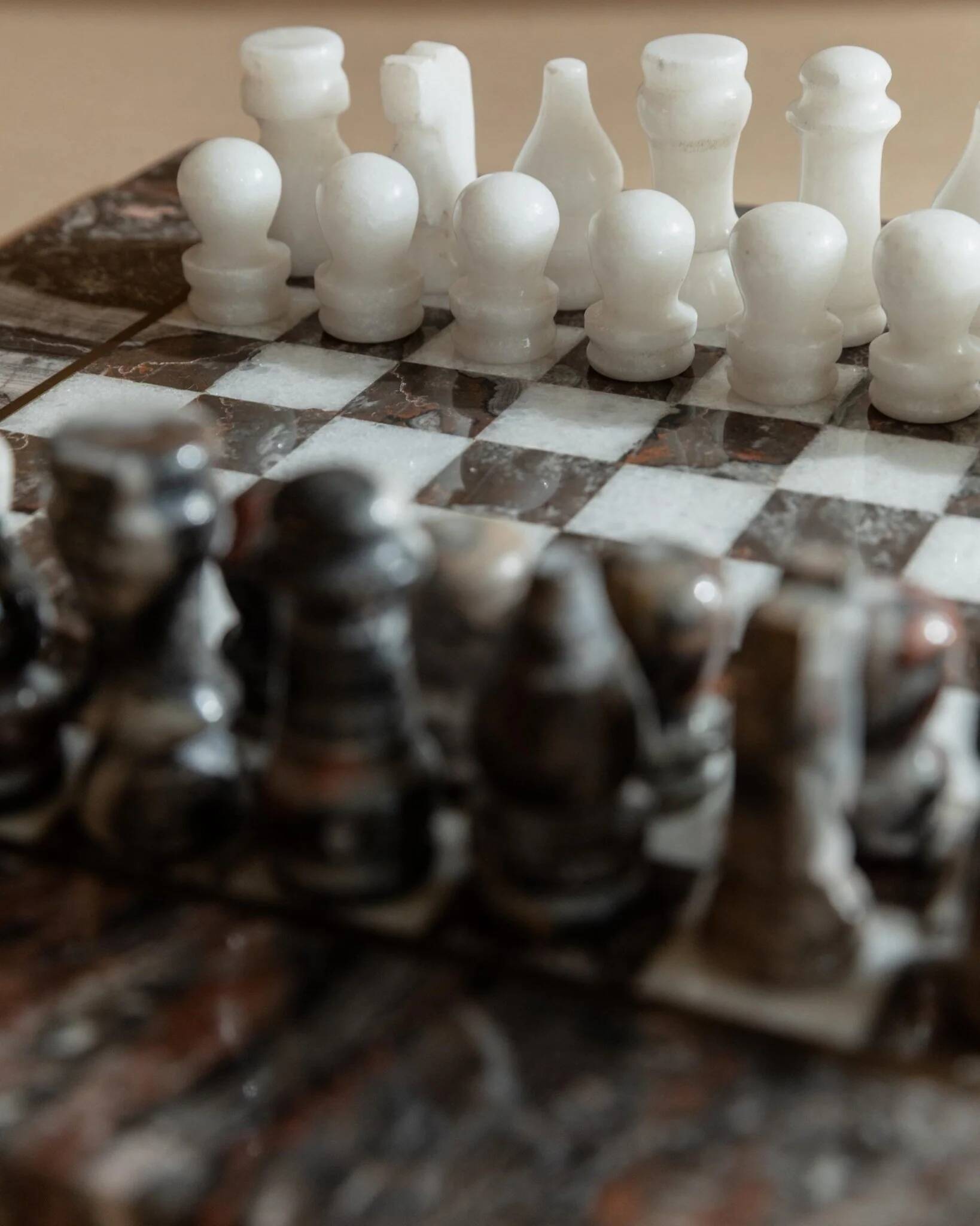 Vintage Marble Chess Set in Grey and Pink Stone – Hand-Carved Pieces, 31x31 cm Board, 1960s Italian Design