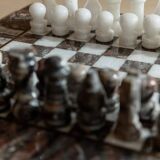Vintage Marble Chess Set in Grey and Pink Stone – Hand-Carved Pieces, 31x31 cm Board, 1960s Italian Design