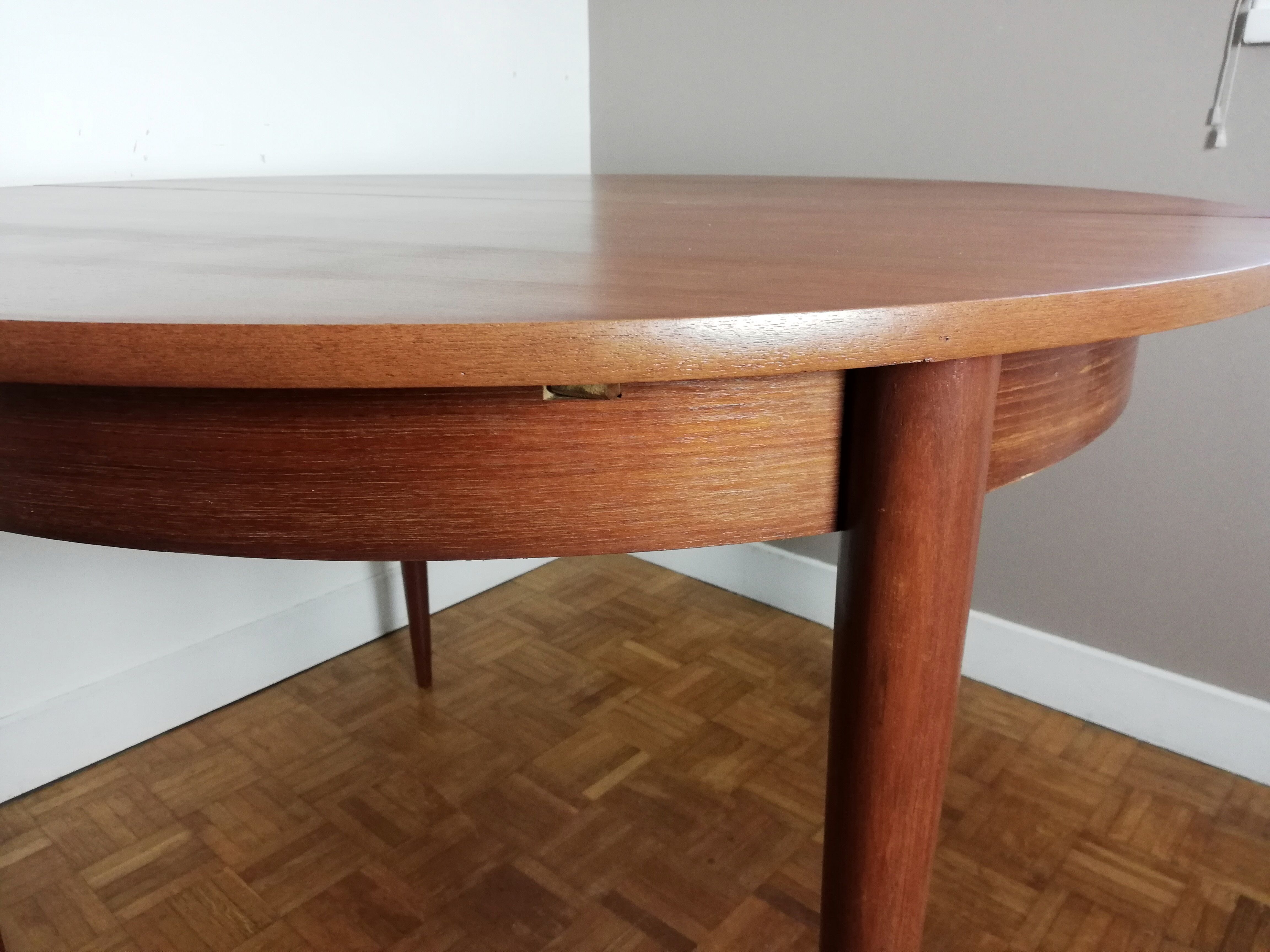 Scandinavian Extendable Roundtable