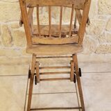 Ancienne chaise haute en bois à restaurer