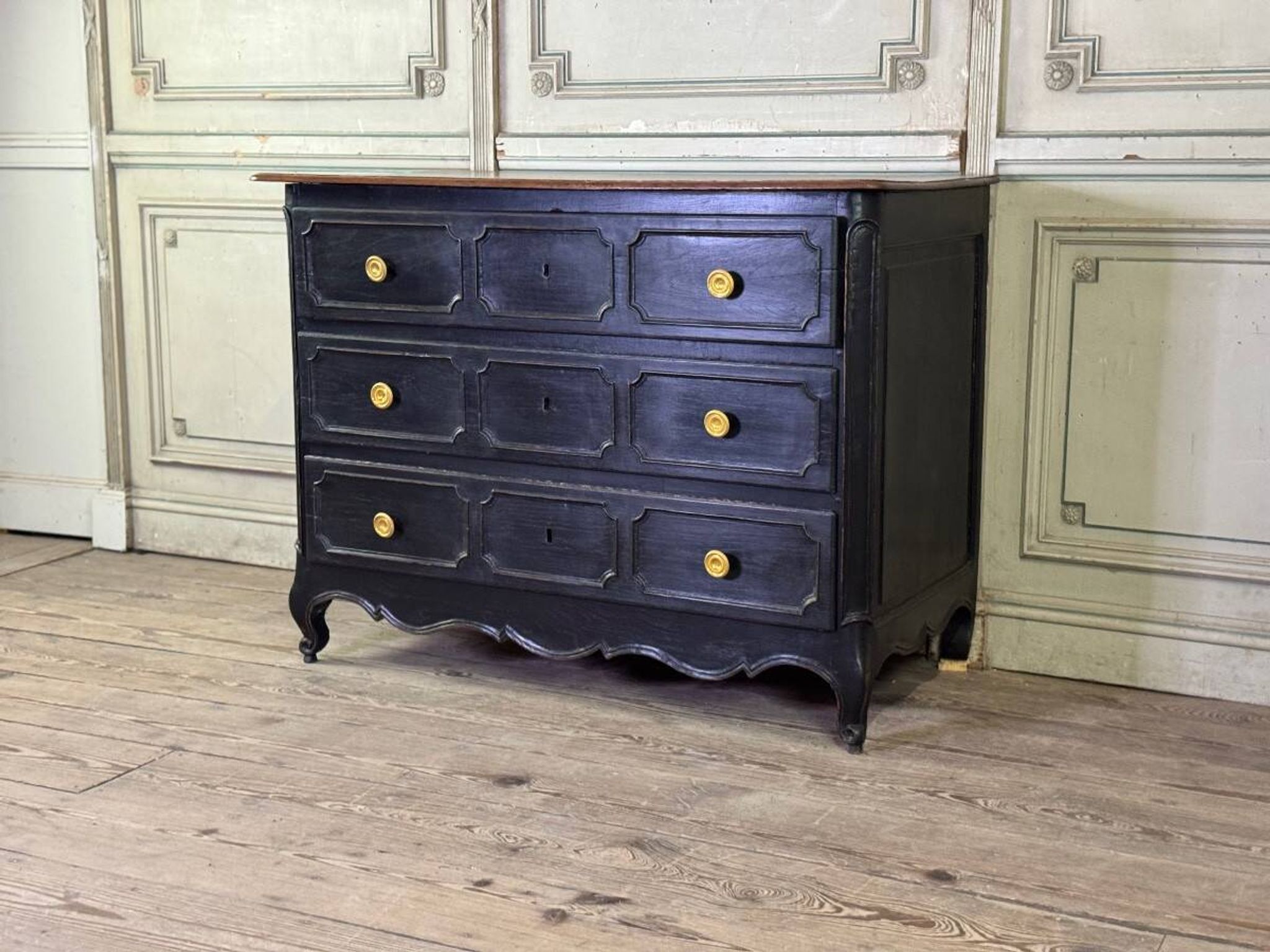 Commode en chêne Louis XV, patine noire, XVIIIe siècle