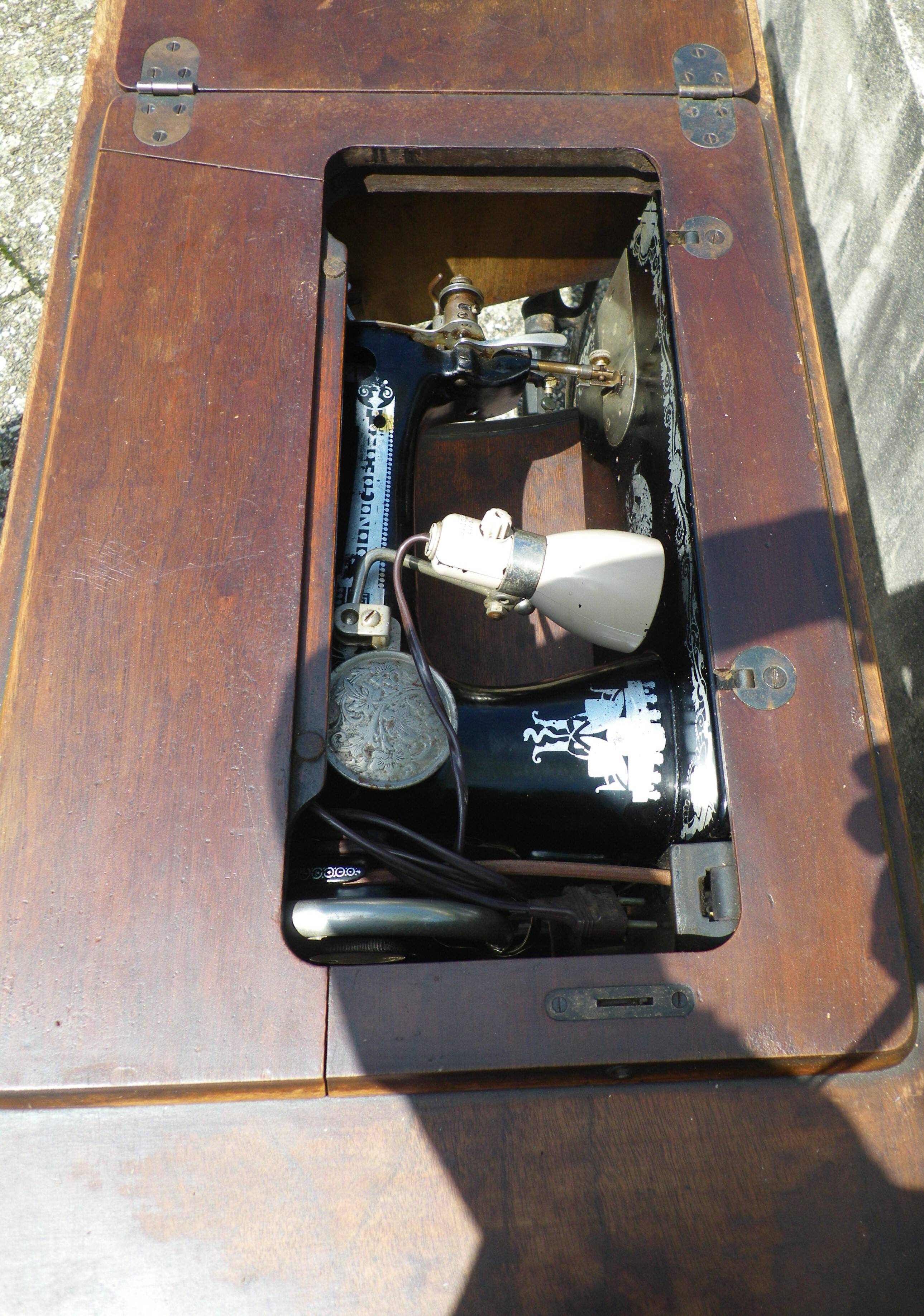 Singer sewing machine, 1928