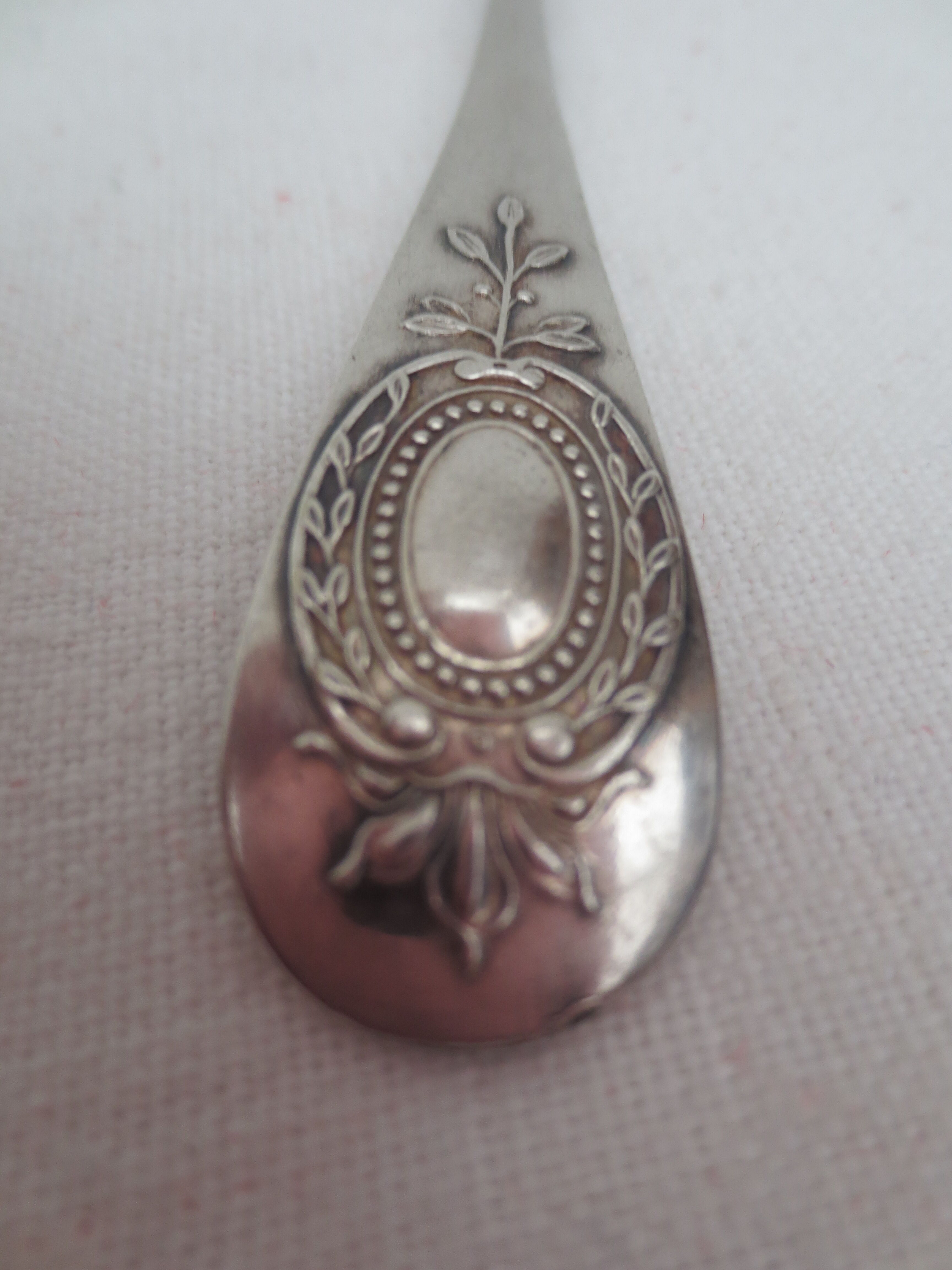 Suite of 6 small silver dessert spoons, medallion decoration