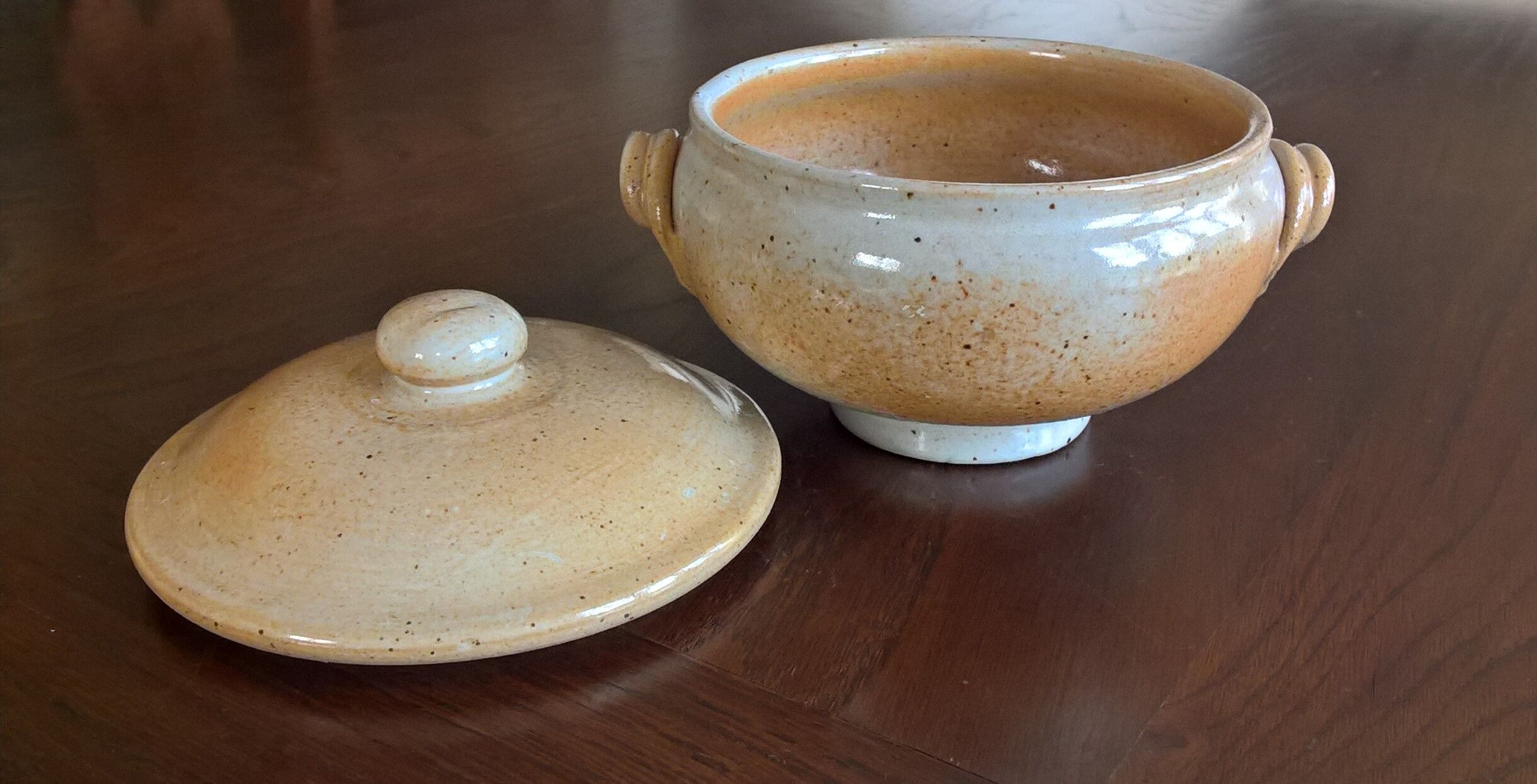 Covered bowl in Marais sandstone