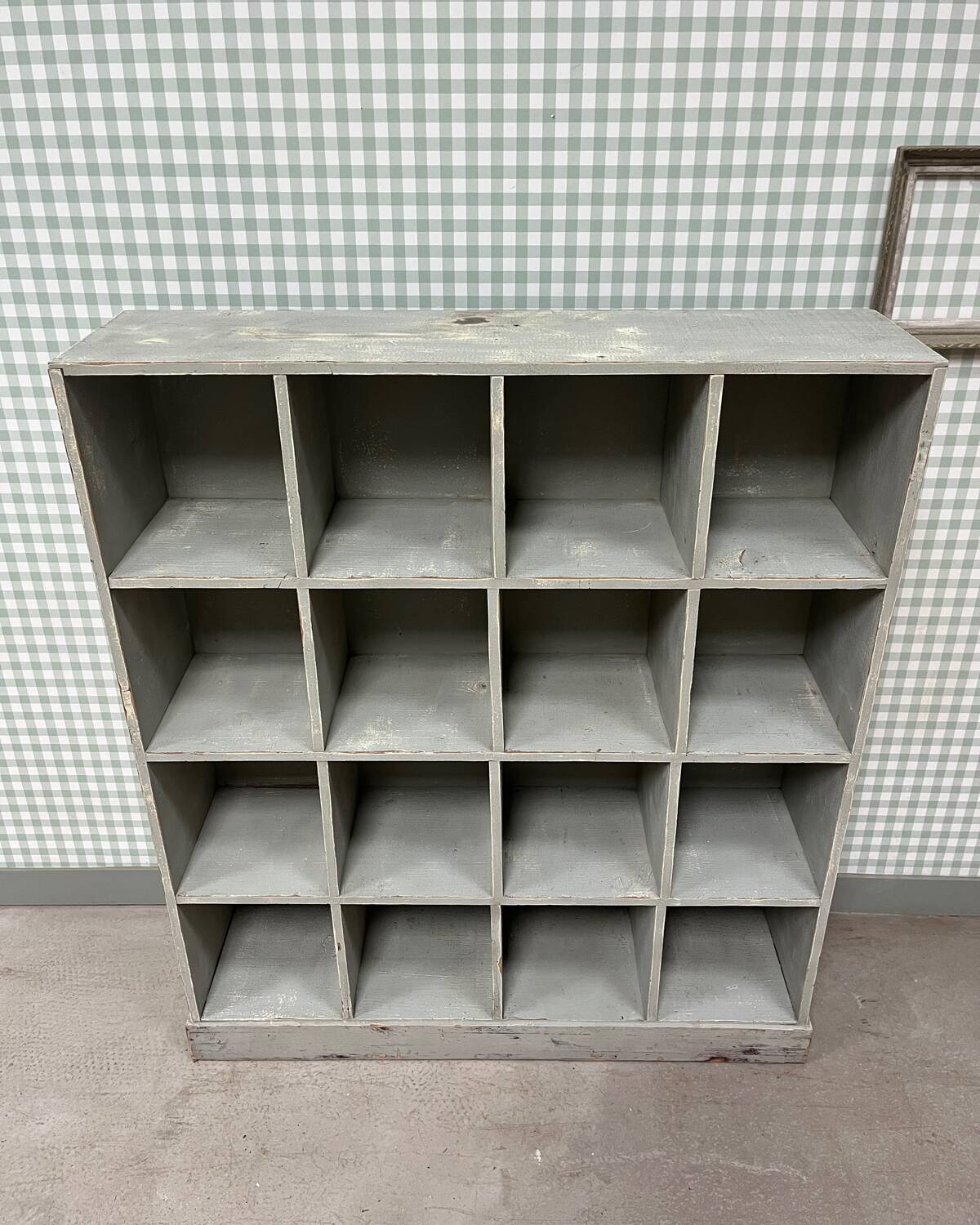 Meuble à casiers en bois patiné, rénové