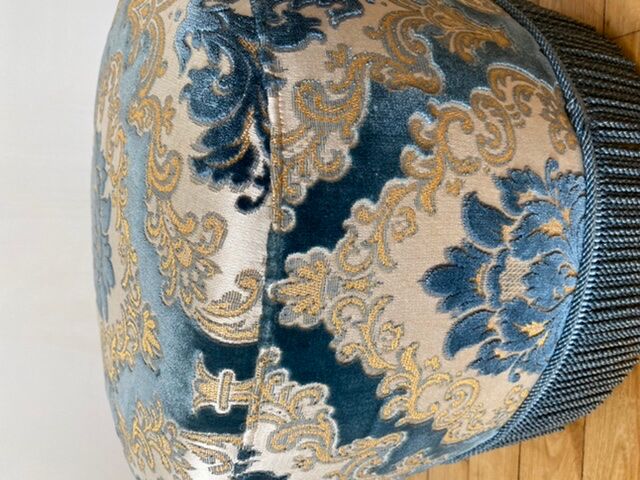 Ottoman in blue velvet