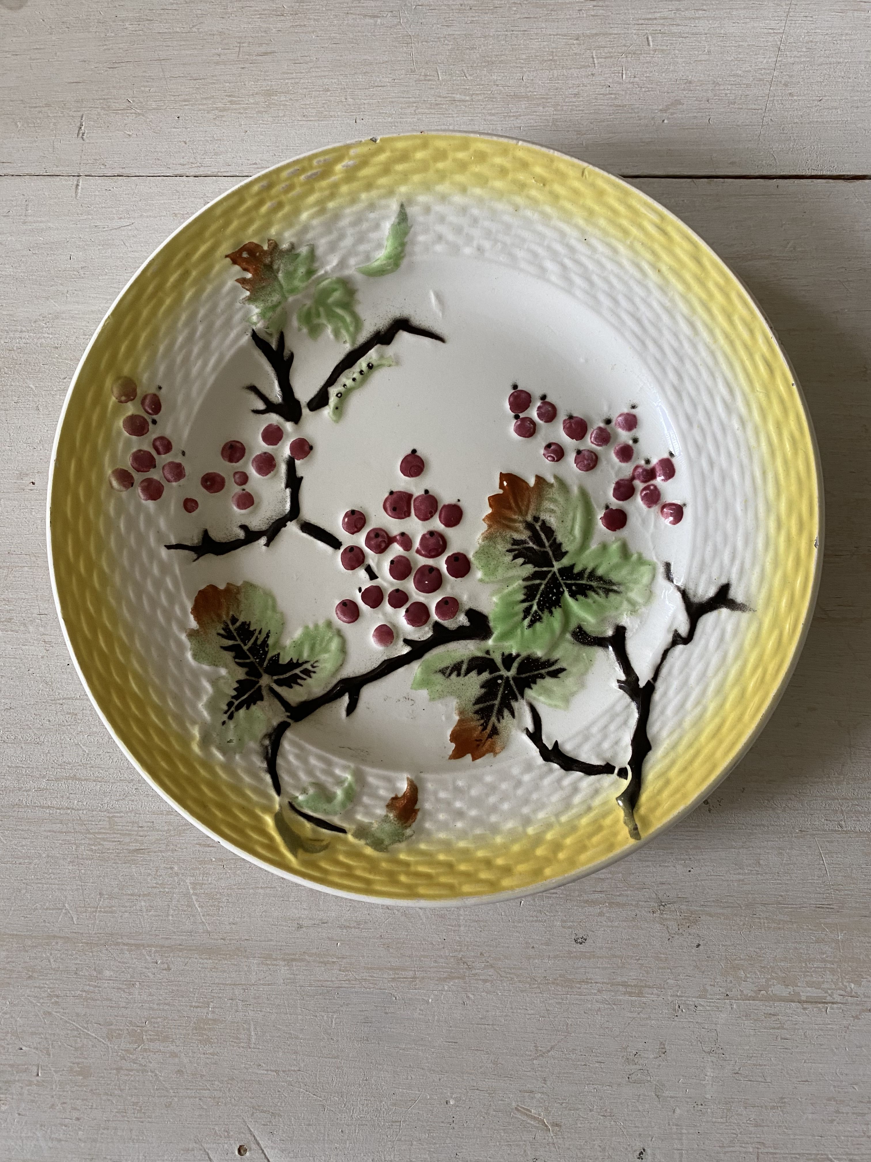 Set of three plates in slip Moulin des loups and hamage. Orchies