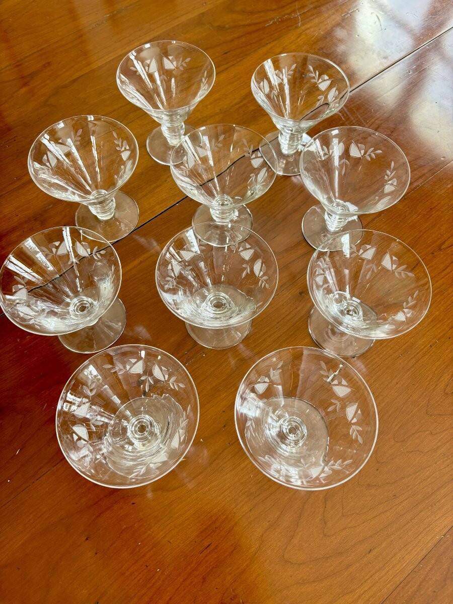 10 beautiful champagne glasses