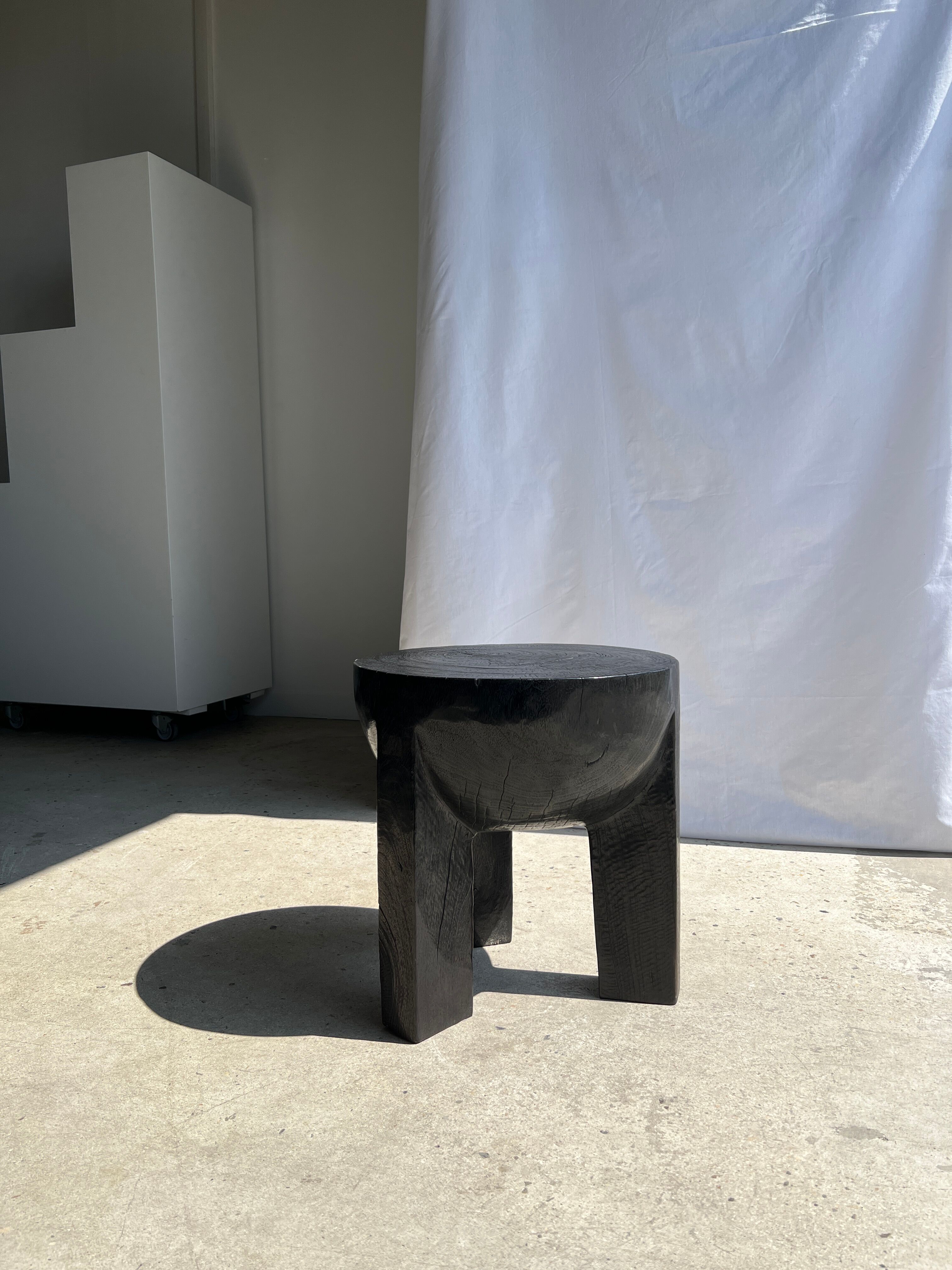 Black mango wood tripod side table with a semi-spherical top, height: 45 cm, diameter: 44 cm.