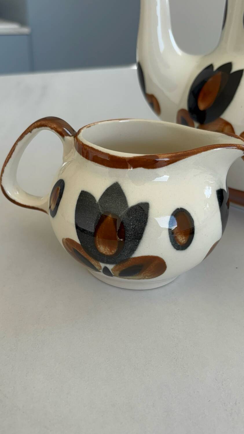 Boch La Louvière teapot and milk jug, kimono pattern