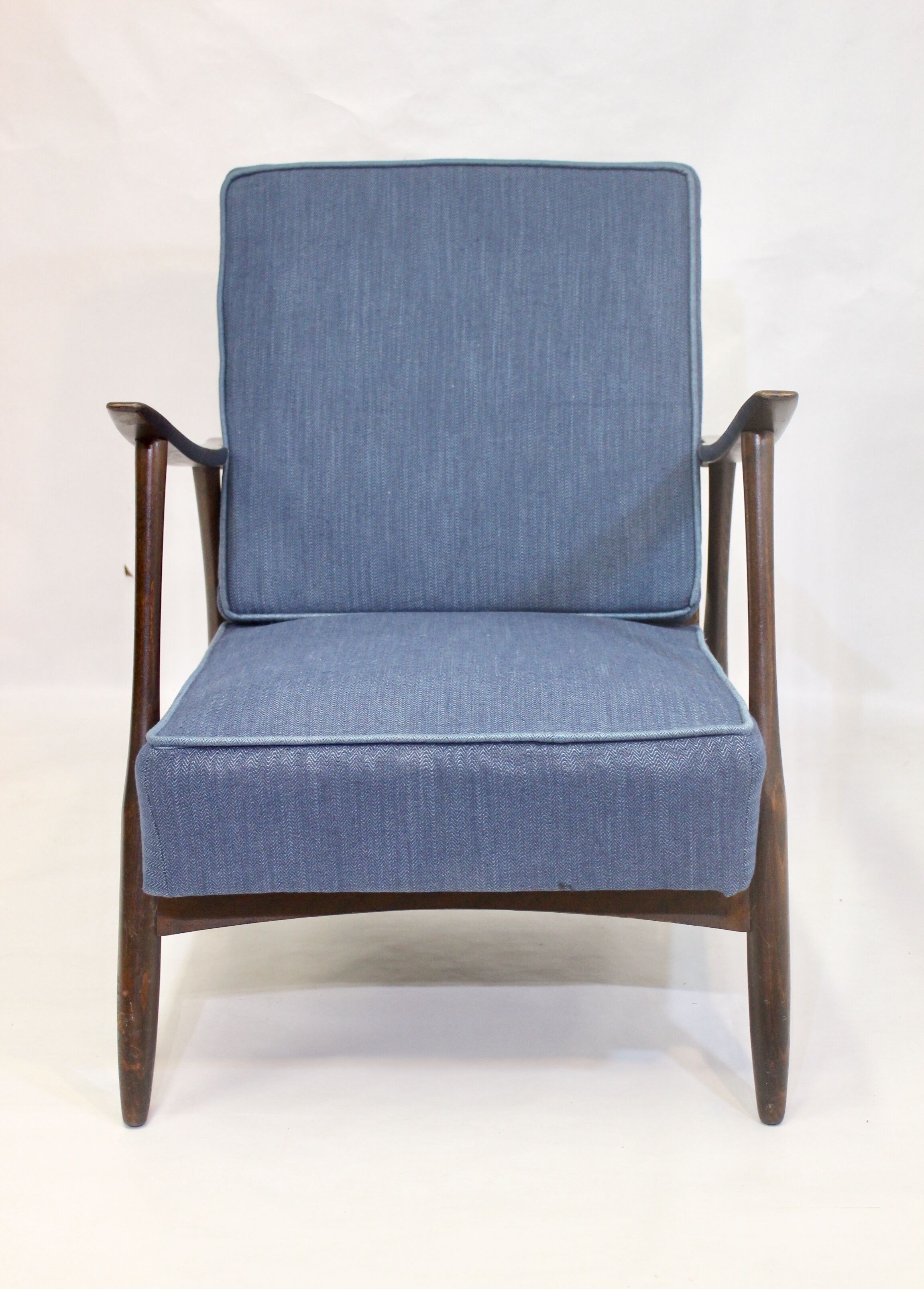 Fauteuil scandinave 1960 tissu bleu foncé effet chevron retapissé