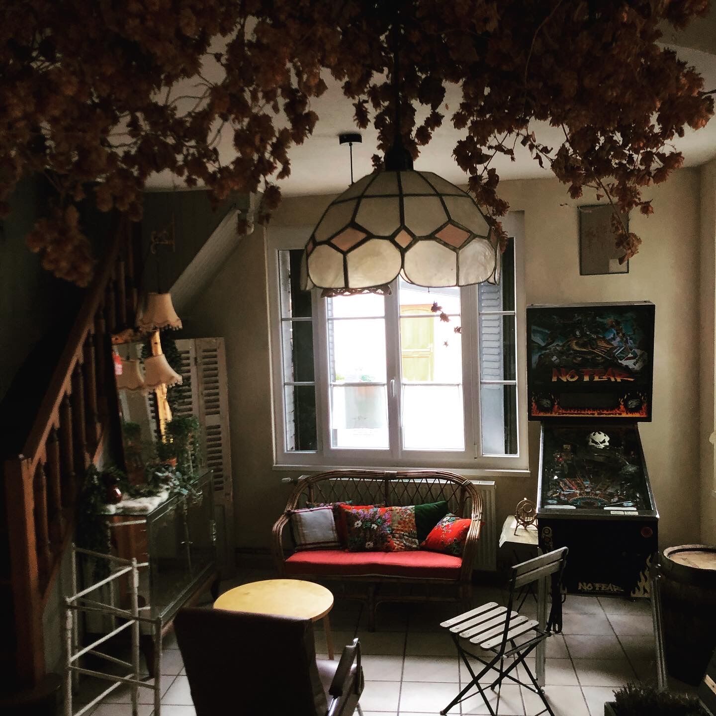 Mother-of-pearl suspension