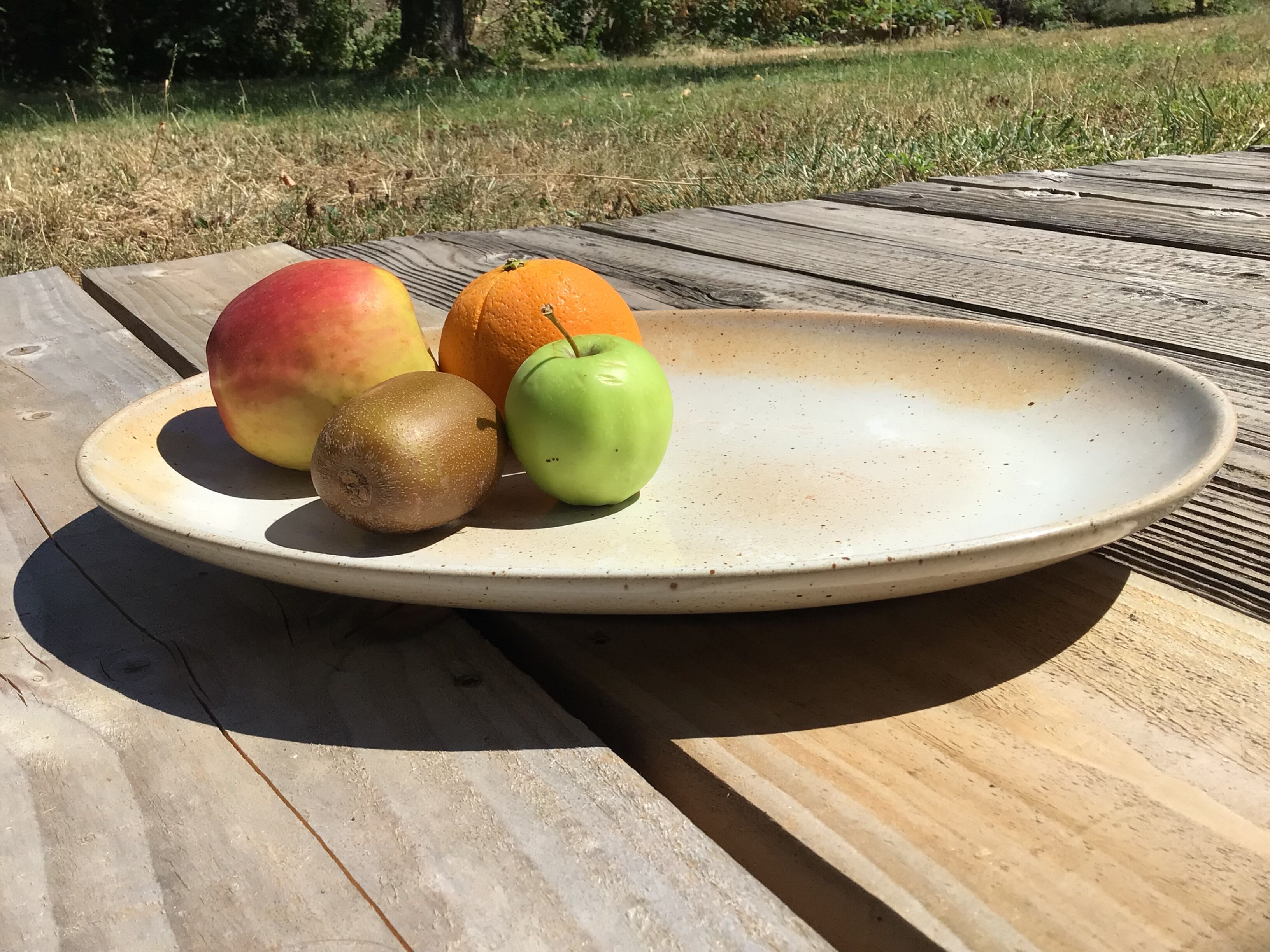 Plat grès du Marais creux ovale moucheté