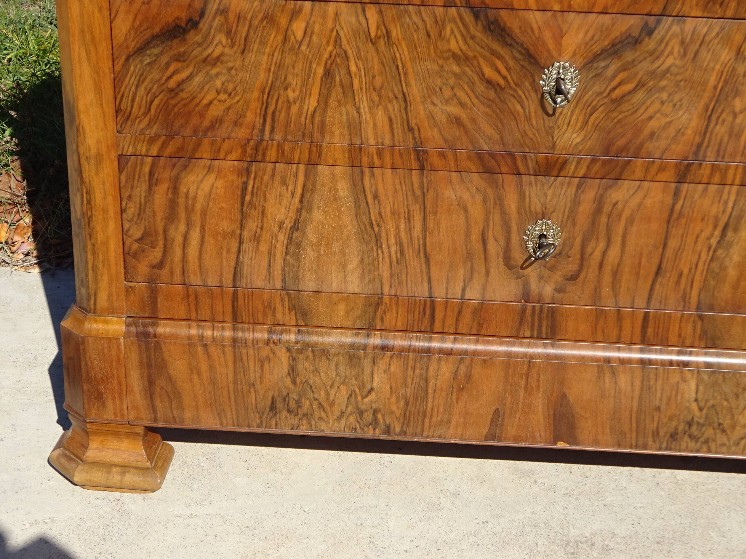 Commode en noyer et ronce de noyer style Louis Philippe