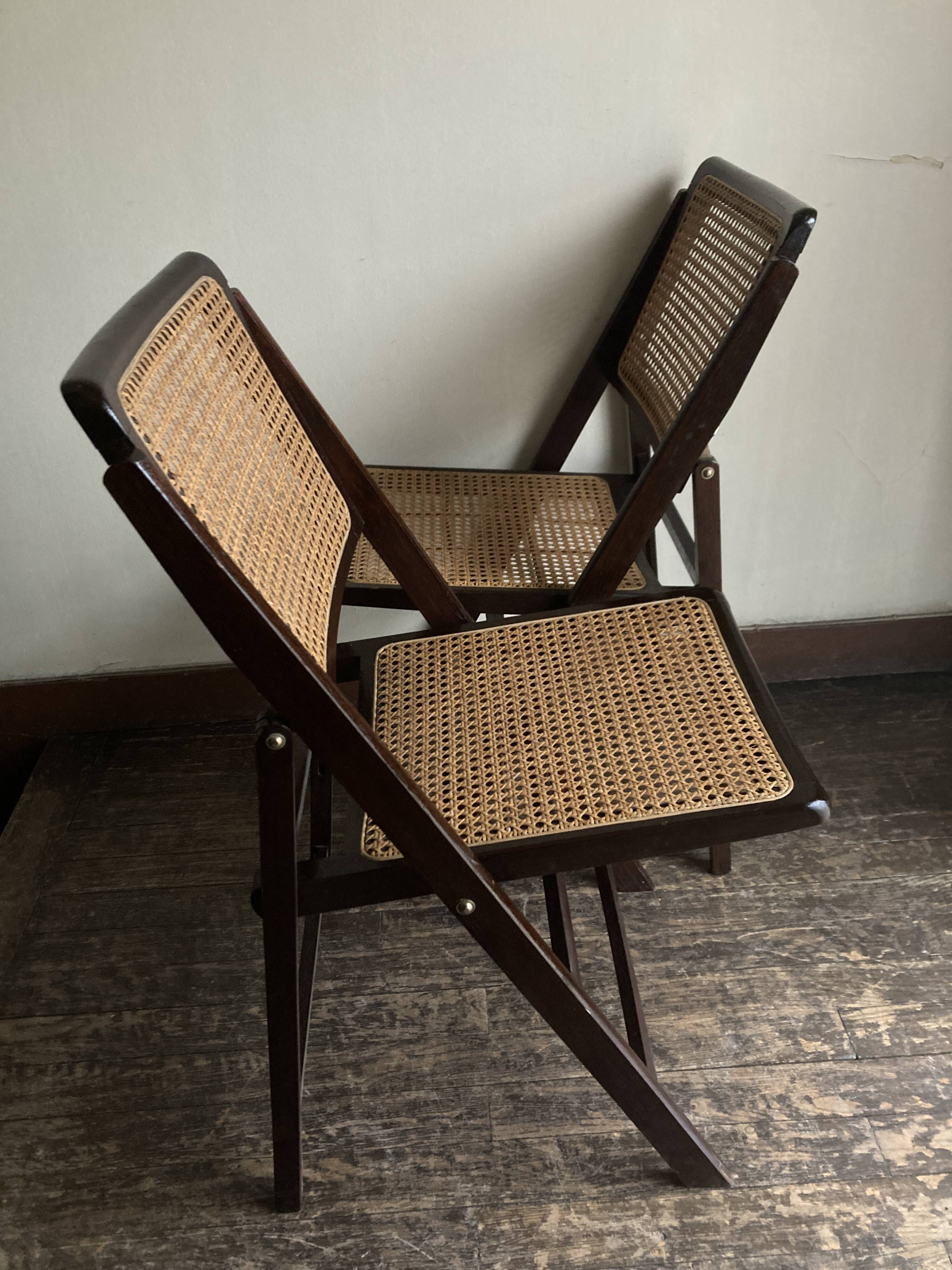 Paire de chaises pliantes cannées 1960
