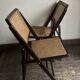 Paire de chaises pliantes cannées 1960