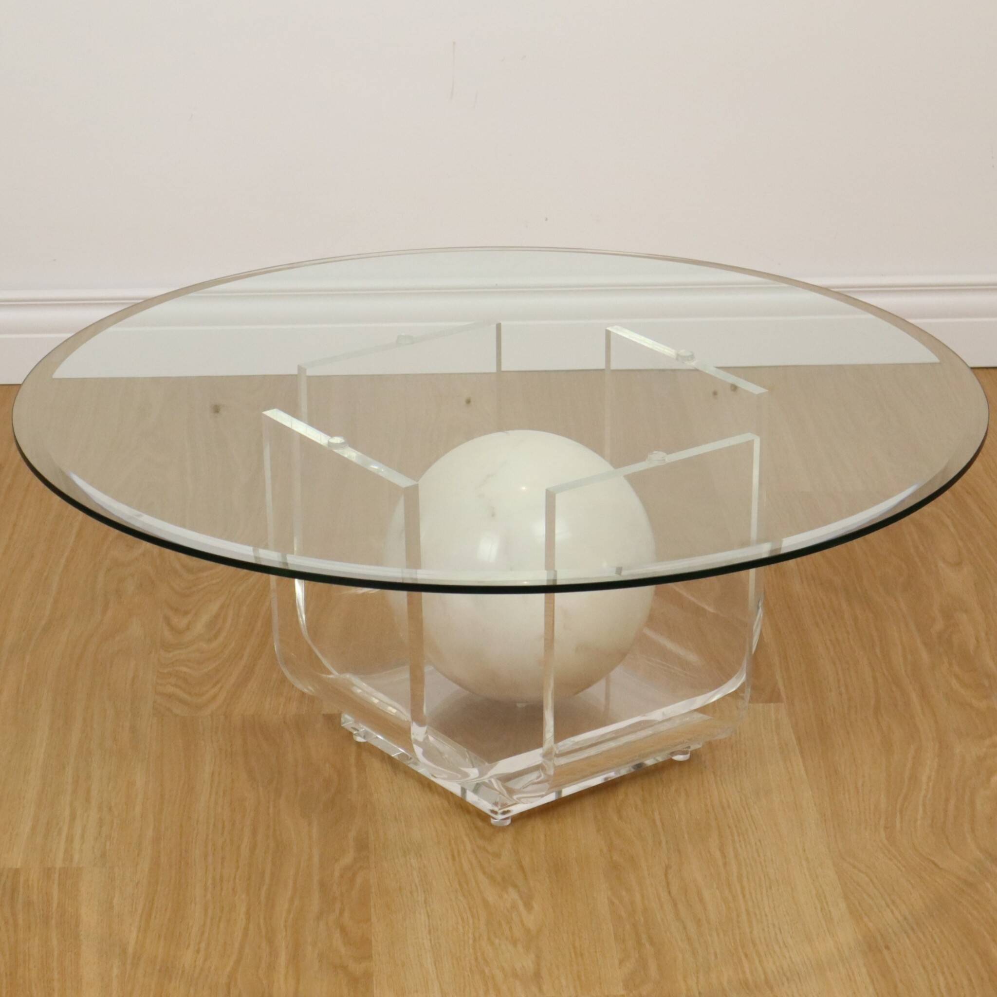 Vintage round coffee table in lucite and marbled glass.