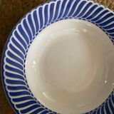 Vaisselle ancienne  en blanc et bleu.