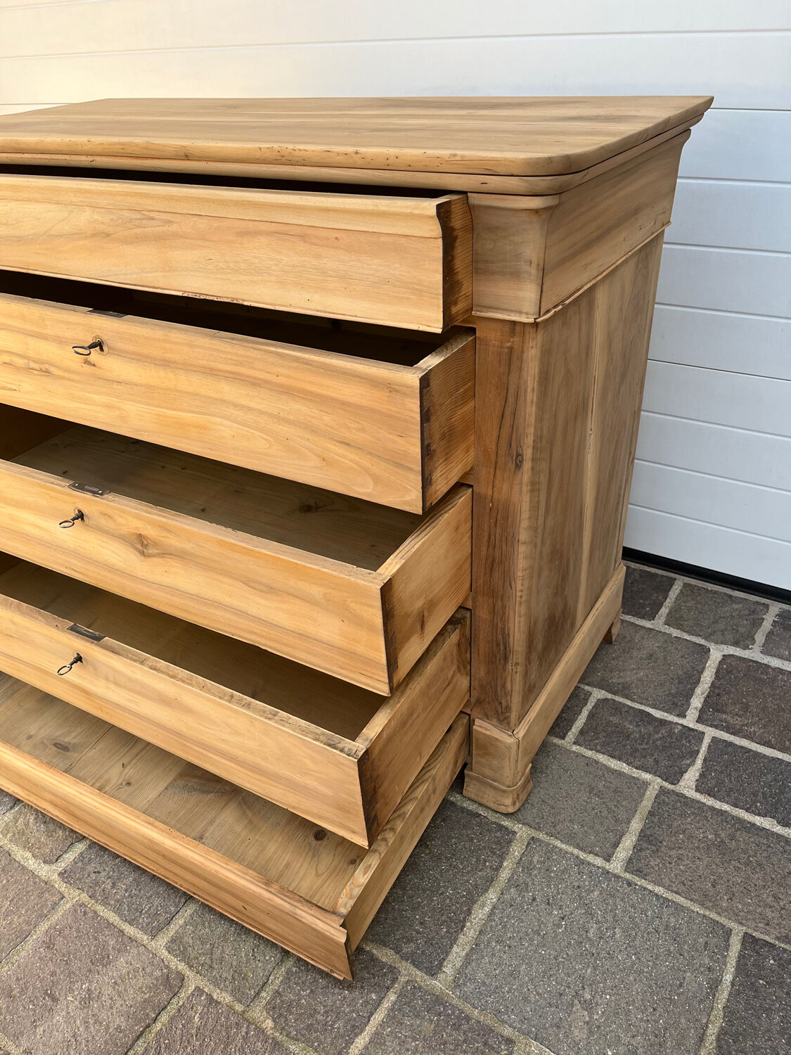 Commode parisienne
