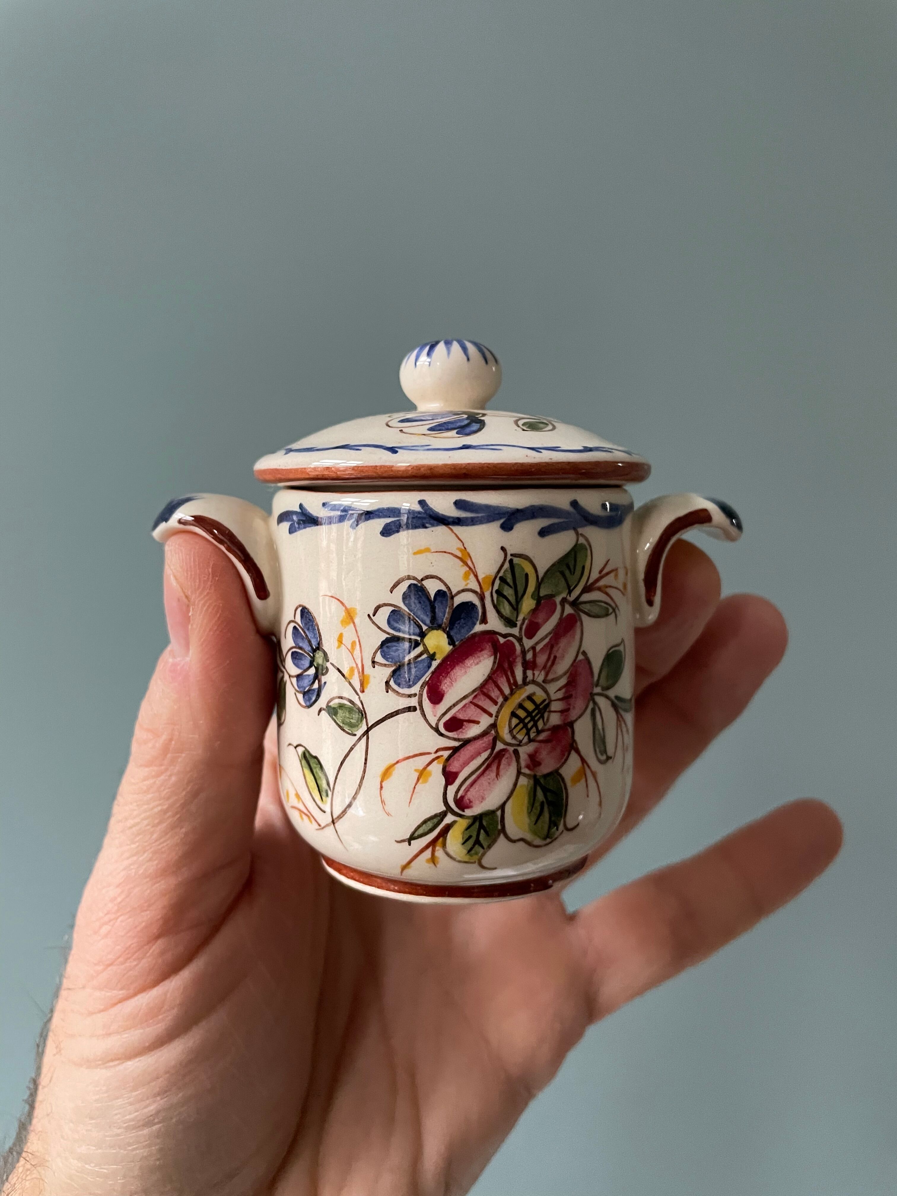 Service old cream jars