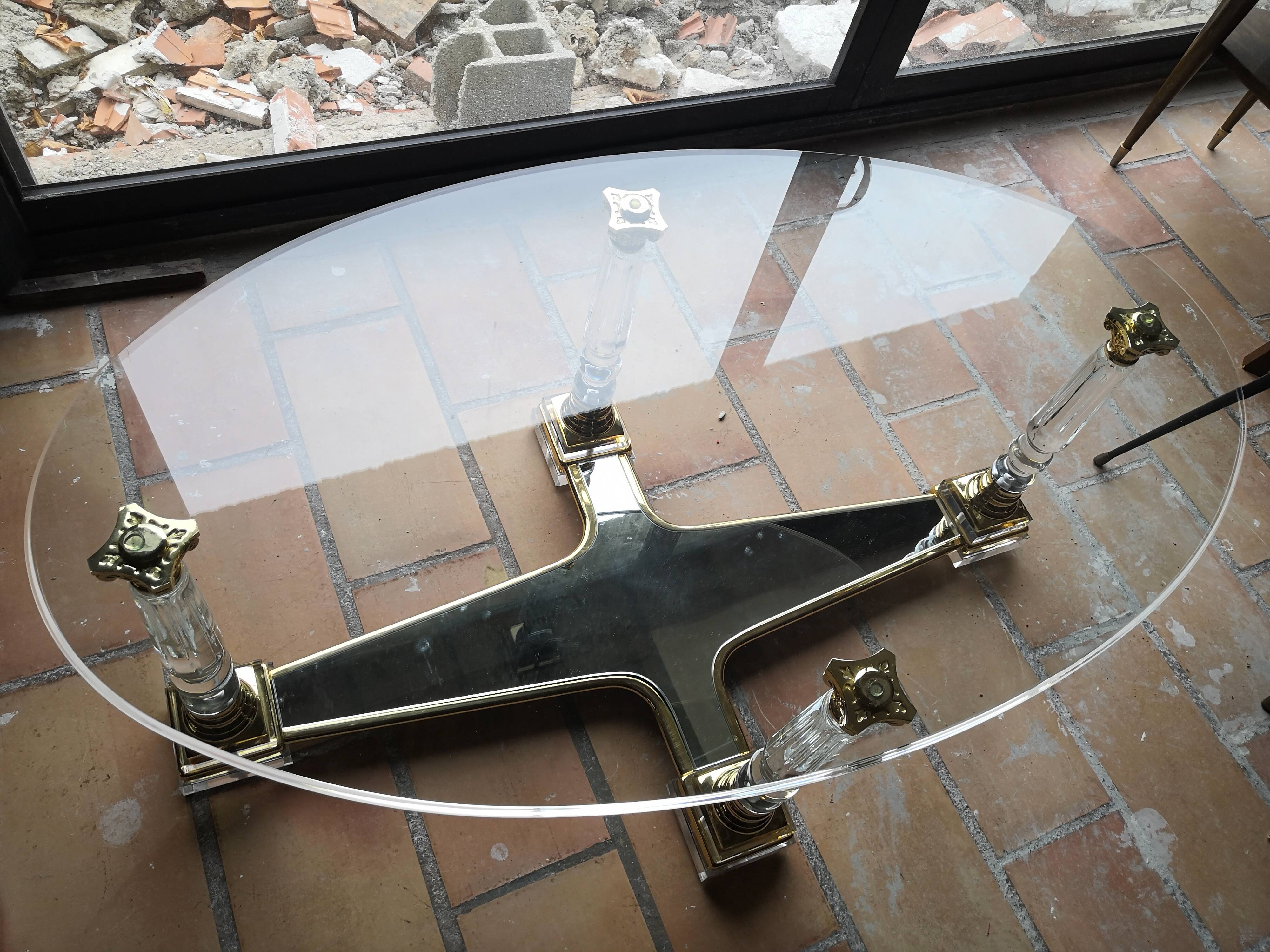 Glass and plexiglas coffee table altuglas