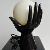 Lampe a poser vintage 1980 mains enserrant boule verre blanche