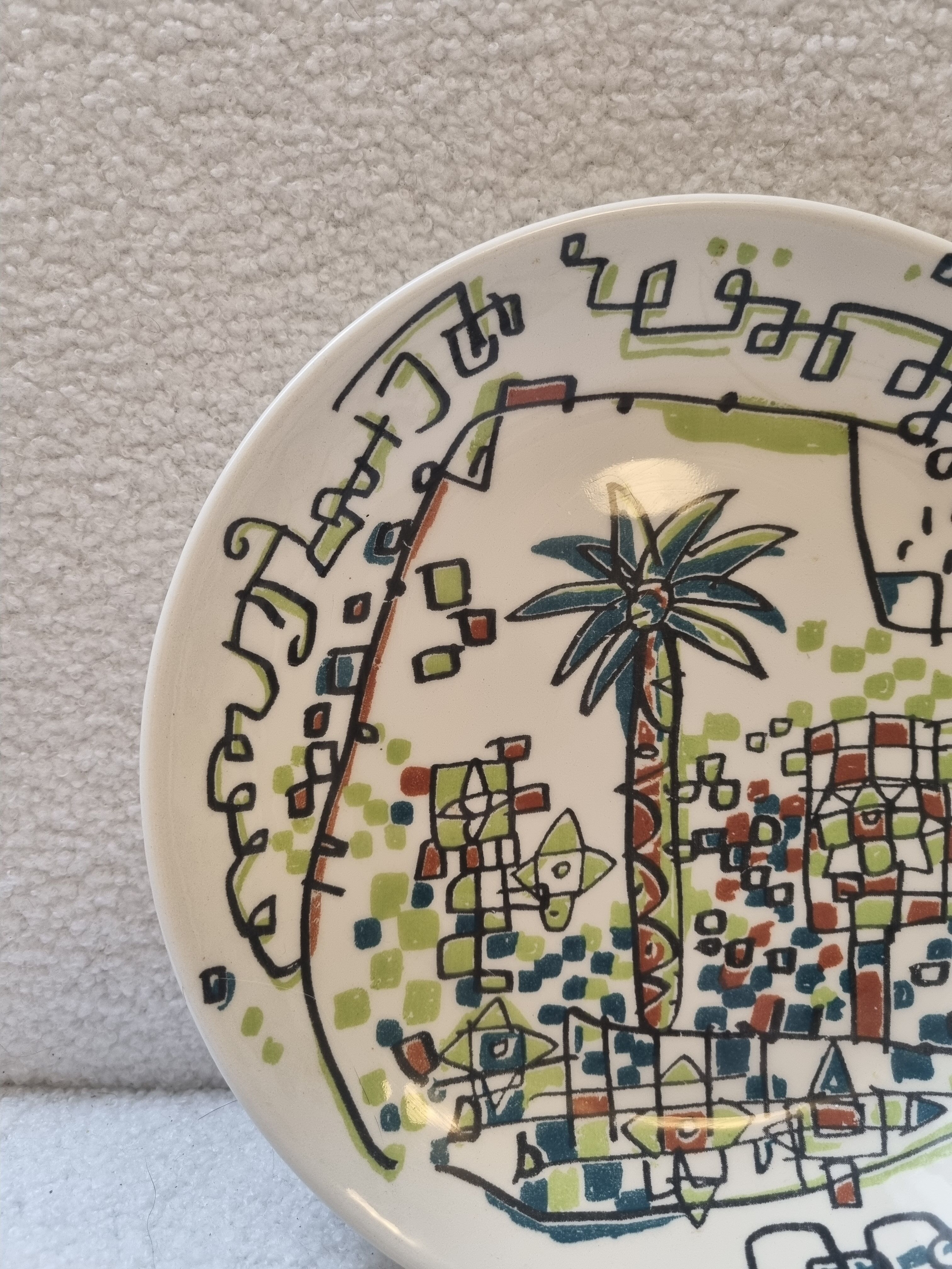 Hollow round dish impressionist décor by Javier Mariscal