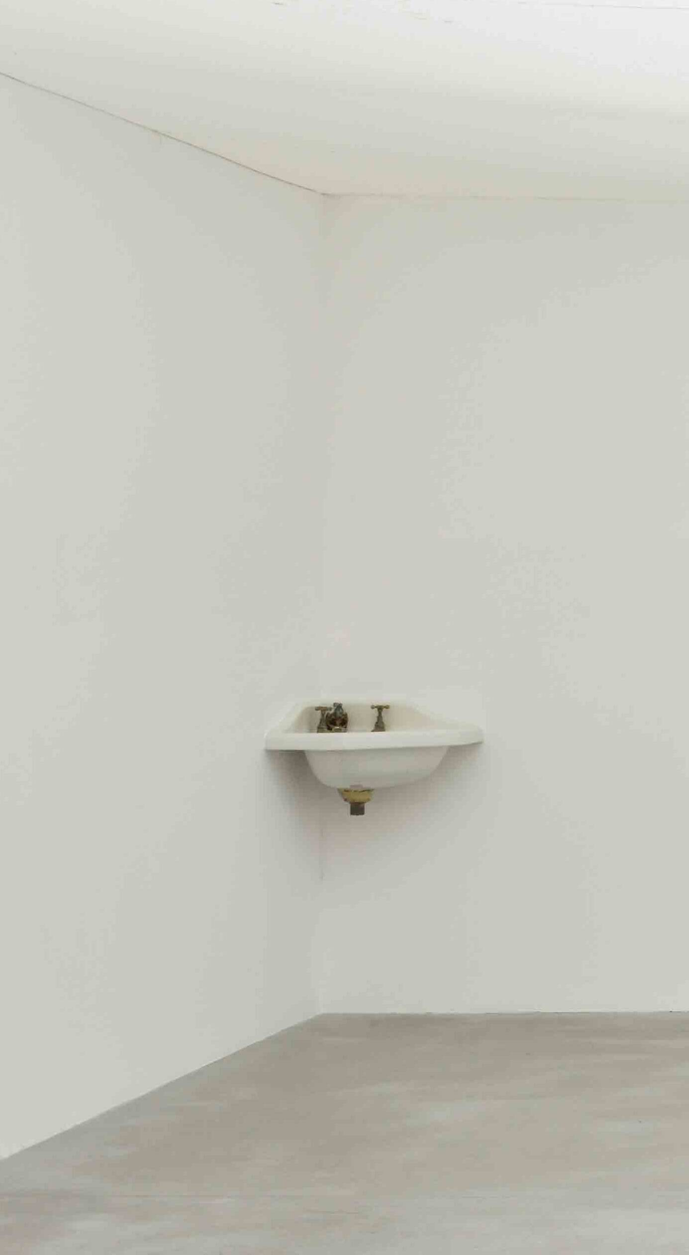 Lavabo d’angle vintage en céramique — robinetterie laiton d’origine