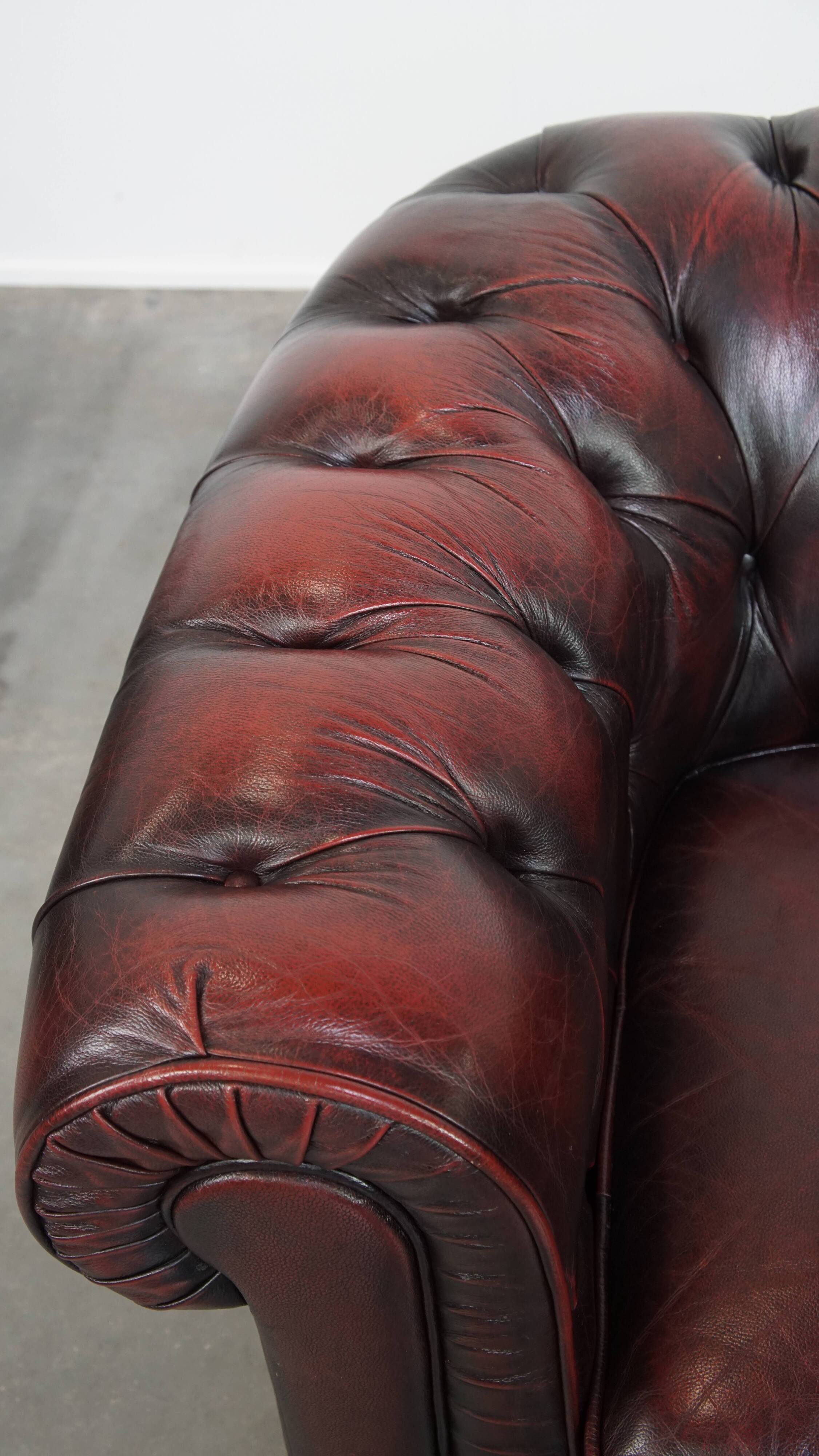 Grand fauteuil club Chesterfield en cuir de vachette rouge foncé
