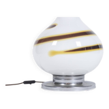 Lampe en verre blanc à décor d’une spirale marron et jaune, années 1970