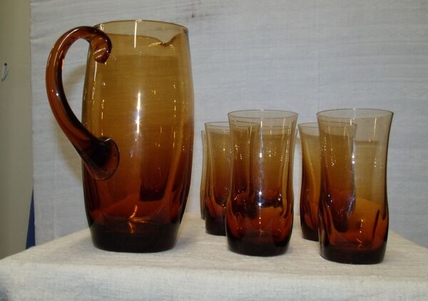 Service à orangeade dans son panier années 70 pichet verres
