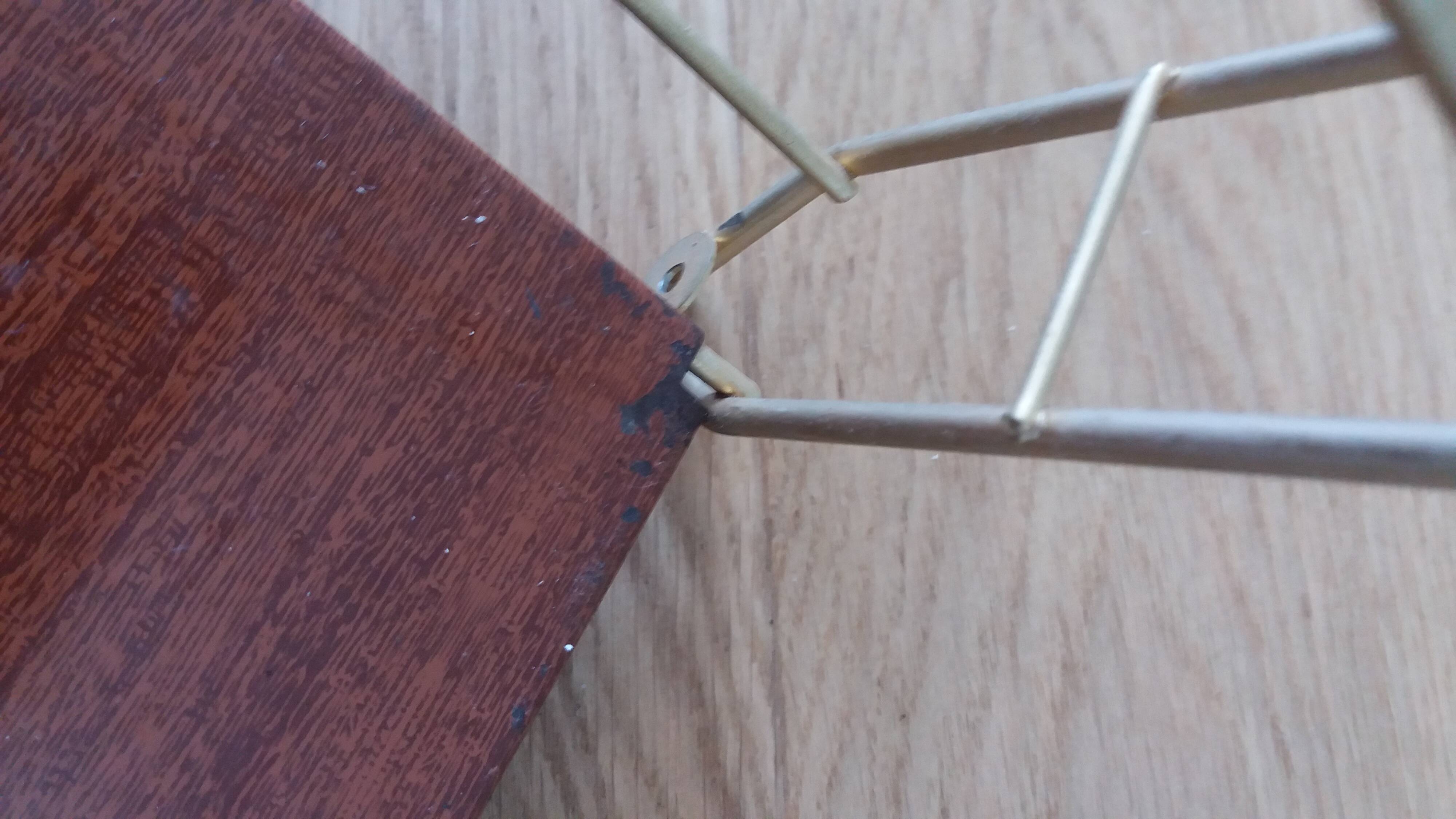 Étagère Tomado ou String en métal doré et métal laqué imitation bois