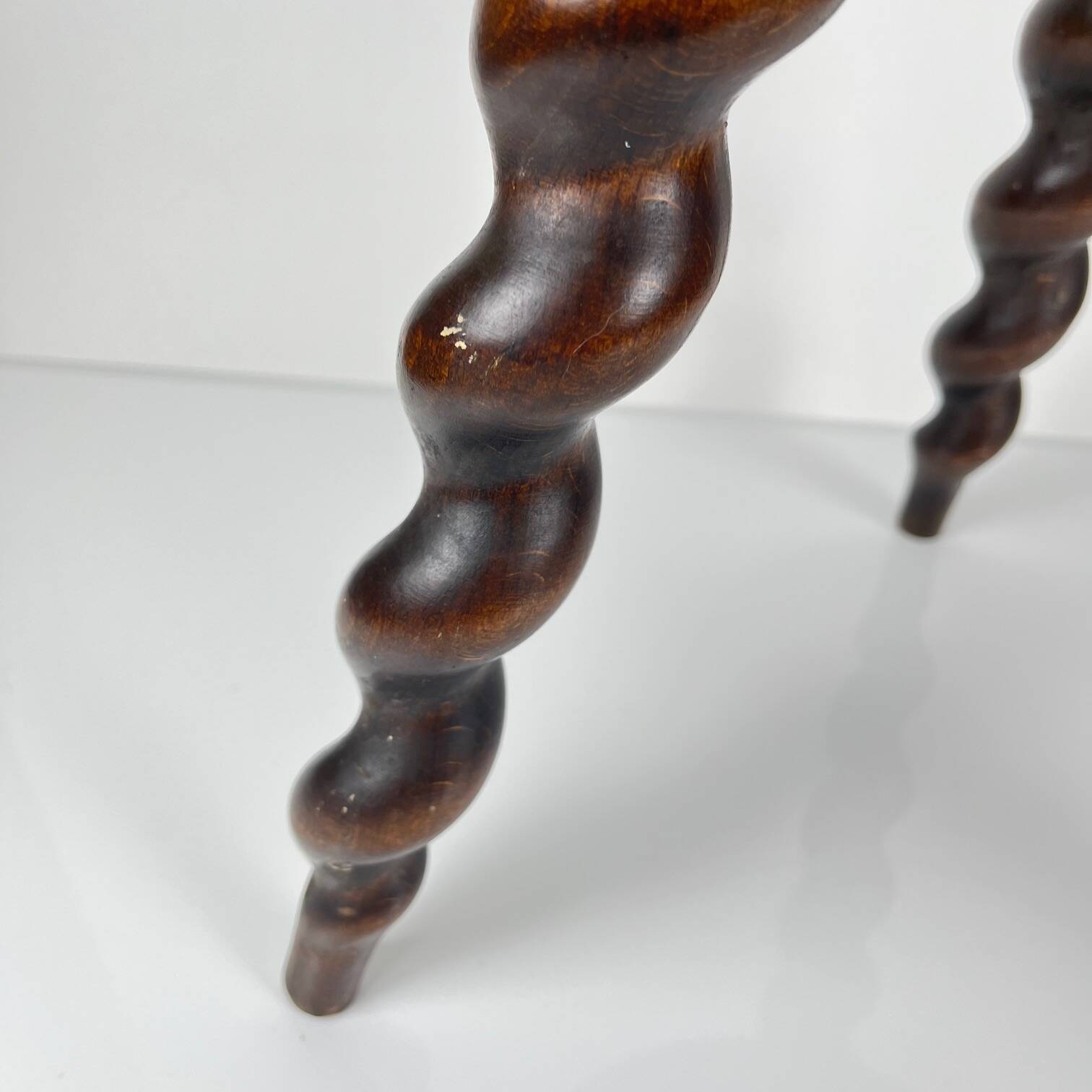 Tabouret ancien en bois massif à pieds torsadés, début XXe