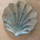 Magnifique assiette iridescente coquillage bleu vintage