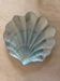 Magnifique assiette iridescente coquillage bleu vintage