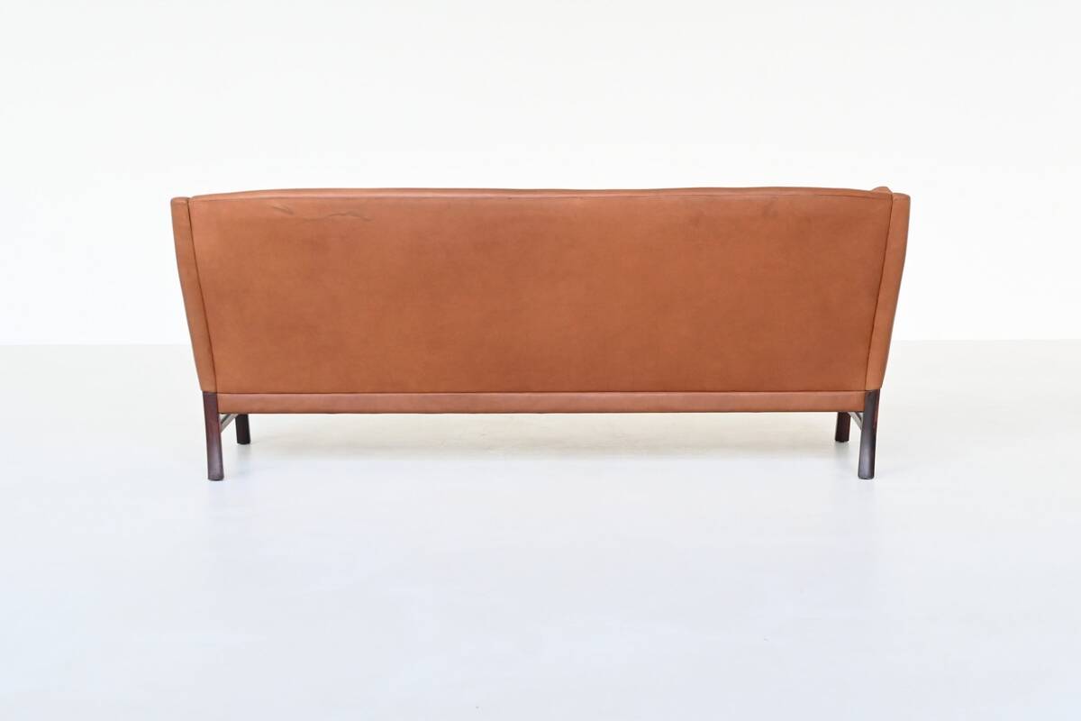 Canapé scandinave trois places en palissandre et cuir marron Danemark 1960