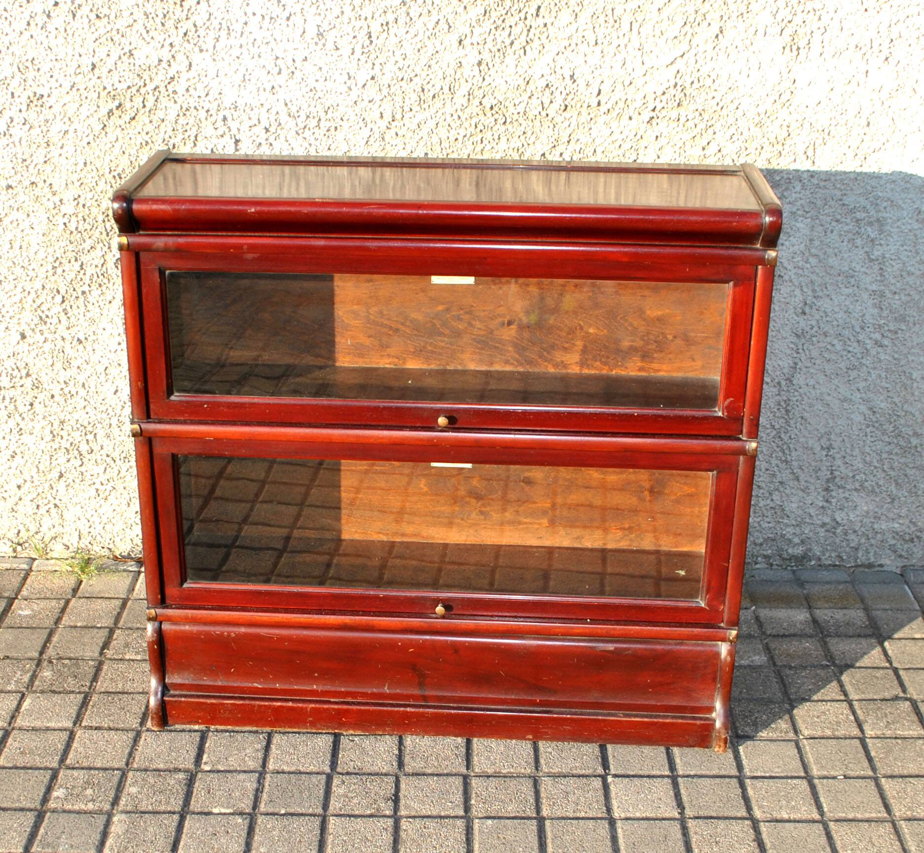 Mahogany glass-fronted bookcase THE GLOBE WERNICKE LONDON 1900, a piece of furniture