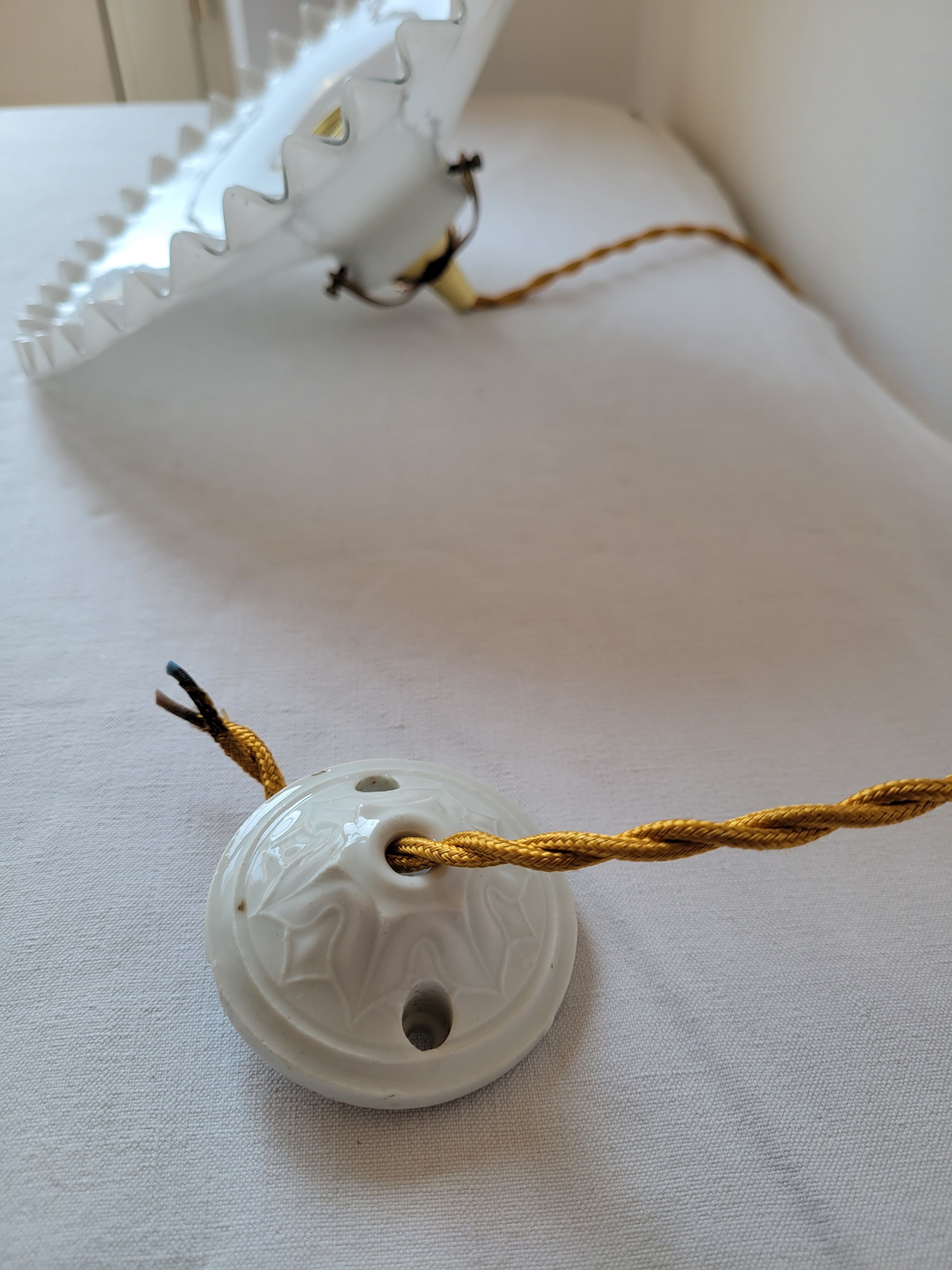 Serrated opaline suspension