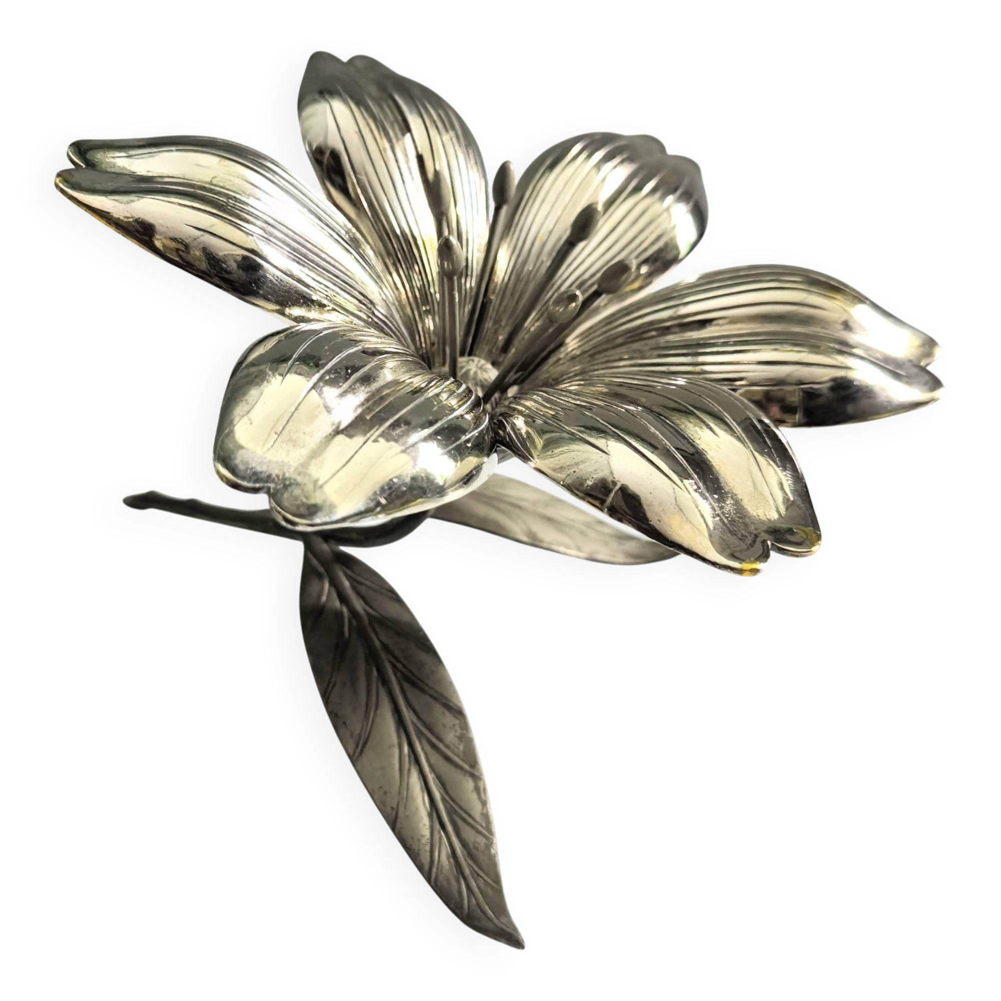 Metal ashtray in the shape of a flower, Sharp 1960s.