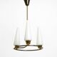Lampe de plafond en laiton du milieu du siècle avec des abat-jours en verre et en tissu par JT Kalmar