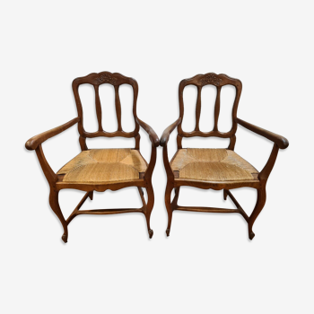 Paire de fauteuils paillés style Louis XV en chêne