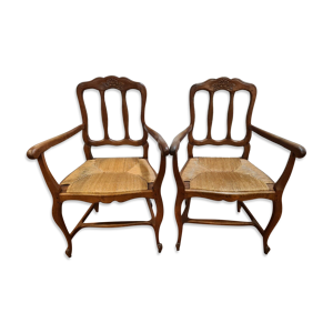 Paire de fauteuils paillés style louis XV en chêne