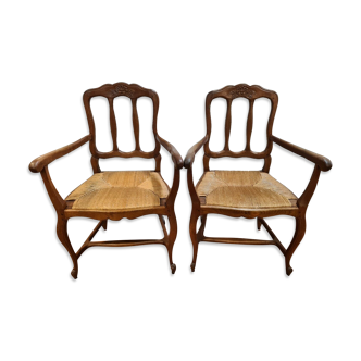 Paire de fauteuils paillés style Louis XV en chêne