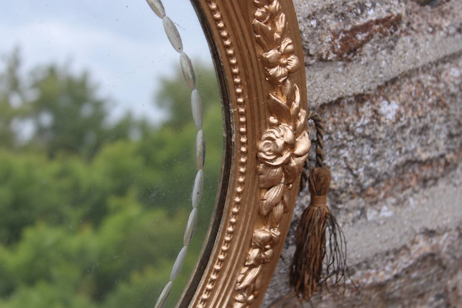 Miroir ovale vintage doré à décor floral et verre biseauté – 58 × 48 cm